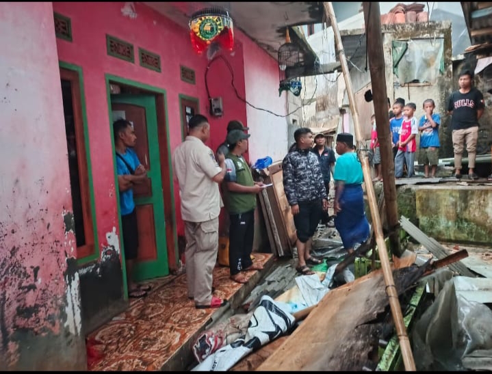 Belasan Rumah Rusak Akibat Hujan Angin di Kp Sinapeuw, Desa Tangkil Kecamatan Caringin