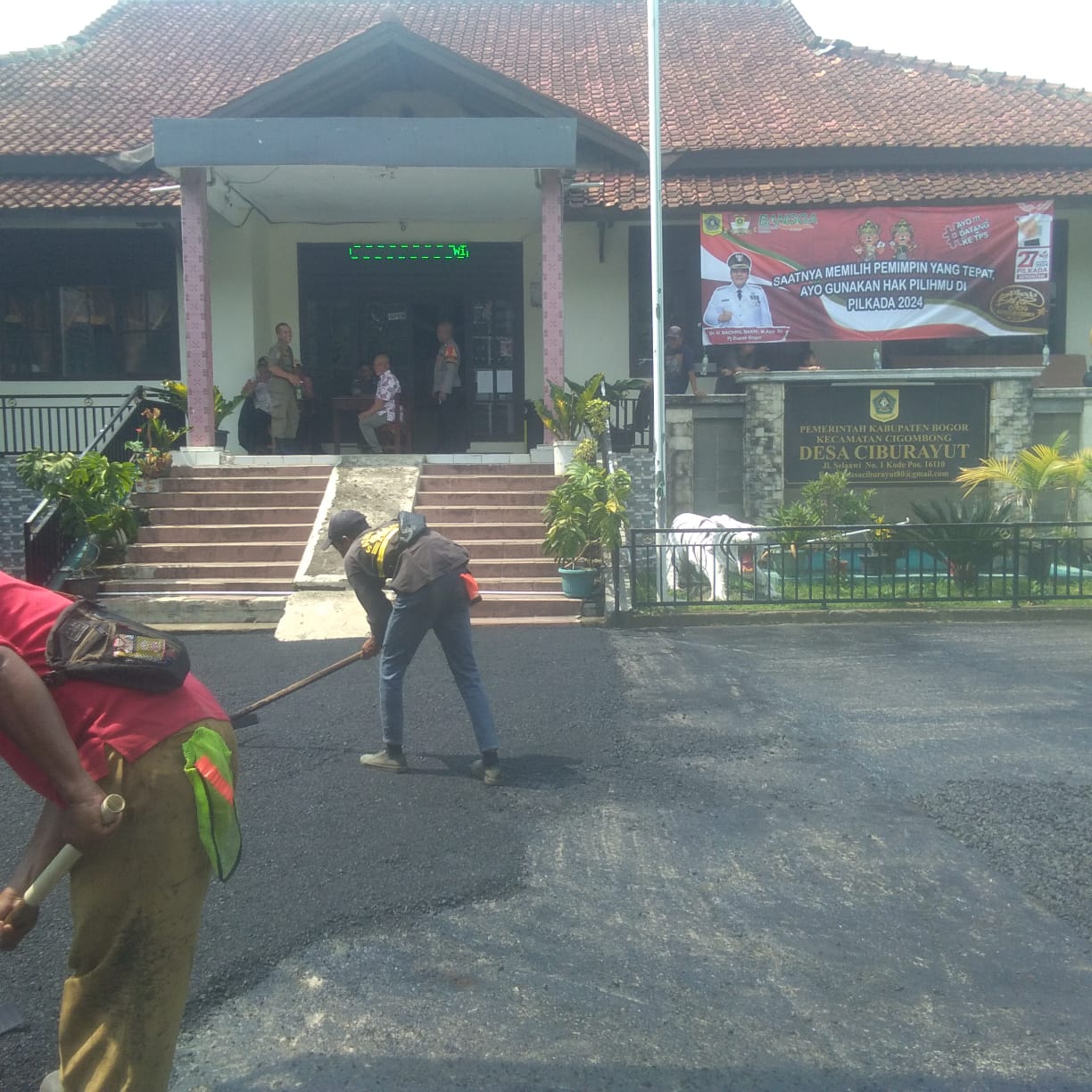 Pemdes Ciburayut Kecamatan Cigombong Realisasikan Program Dana Banpprov pengespalan jalan Desa
