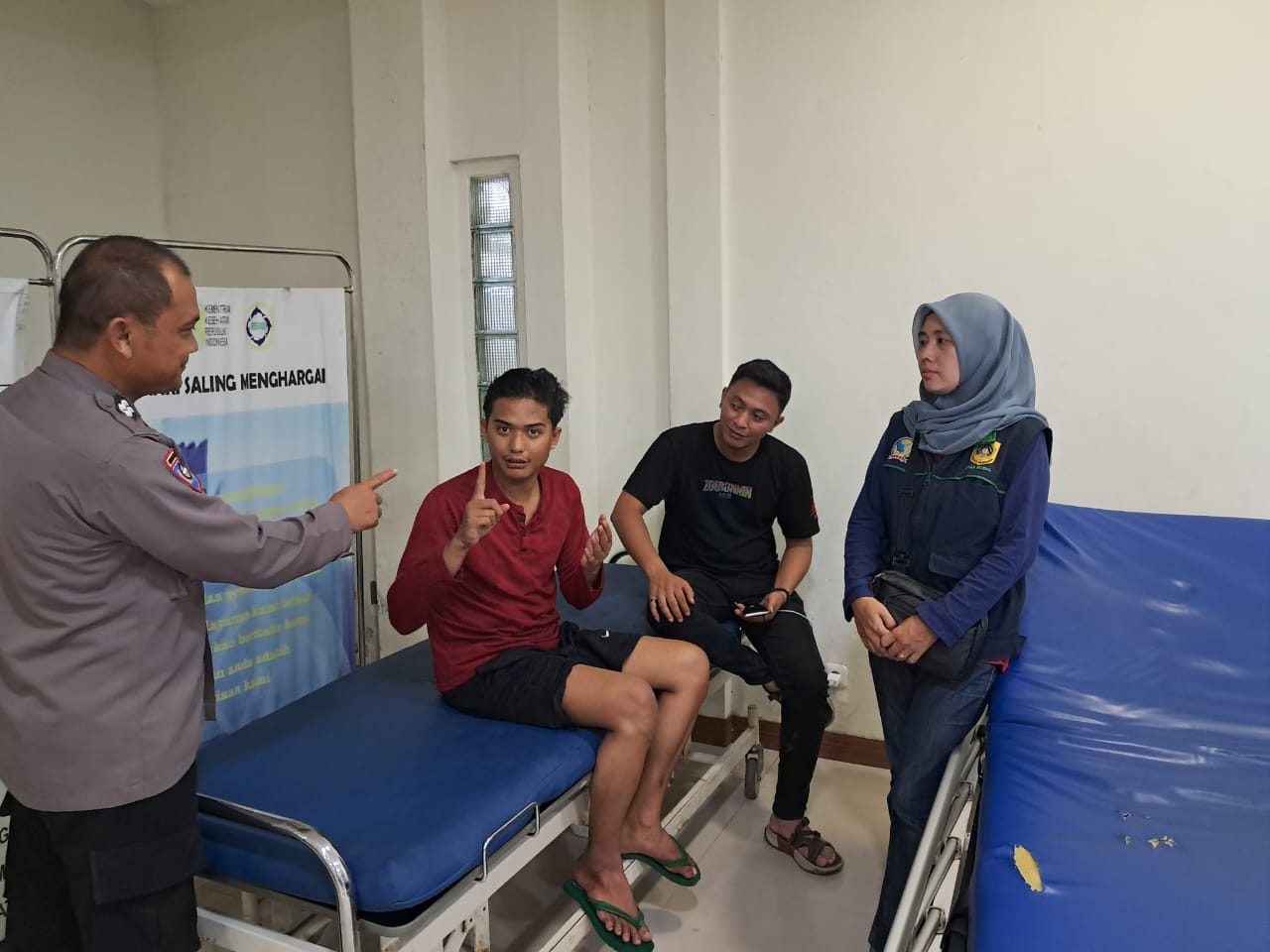 Bhabinkamtibmas Wilayah Hukum Polsek Dranaga Giat Cooling Sistem, Antar Warga Kerumah Sakit Sebagai Bentuk Kepudilian Kepada Warganya,Diduga Mengalami Depresi