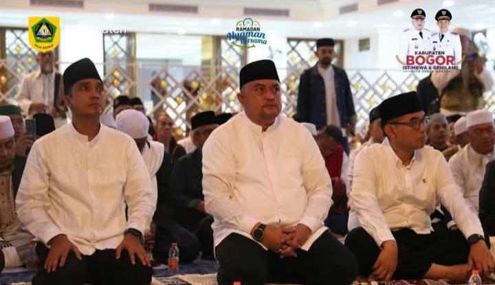 Bupati Bogor Laksanakan I’tikaf dan Shalat Tahajud Bersama Ulama dan Masyarakat di 10 Hari Terakhir Ramadan
