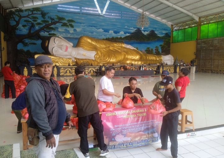 Pembagian Sembako di Vihara Buddha Dharma & 8 Phosat (Buddha Tidur) Berjalan Kondusif